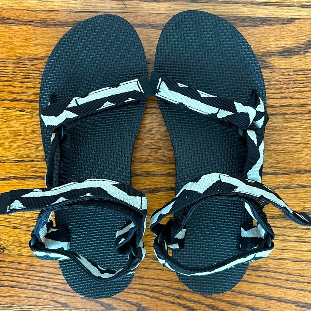 Teva black and white sandals women size 10 NWT